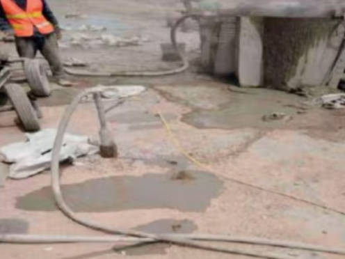 重庆水泥混凝土路面板底注浆技术 路面脱空注浆整治方案